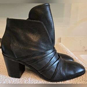 Bernardo Wome's Felicity Black Leather Ankle Boot Size 10